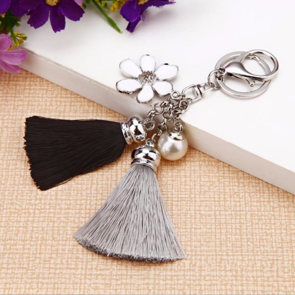 Cute Nation Accessories - NEW Flower Pearl Tassel Handbag Charm/Keychain 58